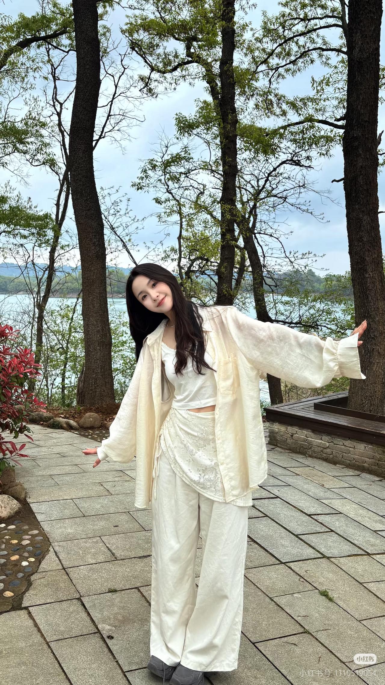 轻纱拂柳岸，笑语入云霄。