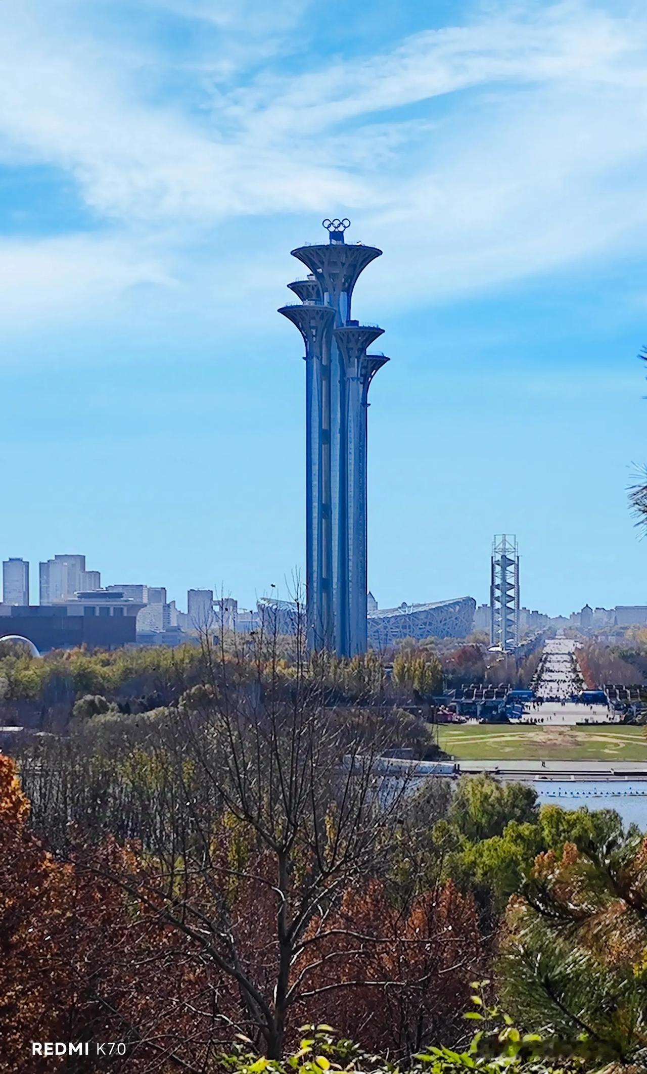 高耸入云，雄伟壮观。