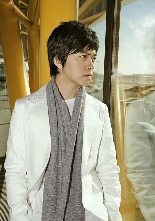 李健把胸针别在后背，观众以为是衣服上的亮片。
他对着镜头笑：媚眼抛给瞎子看。
你