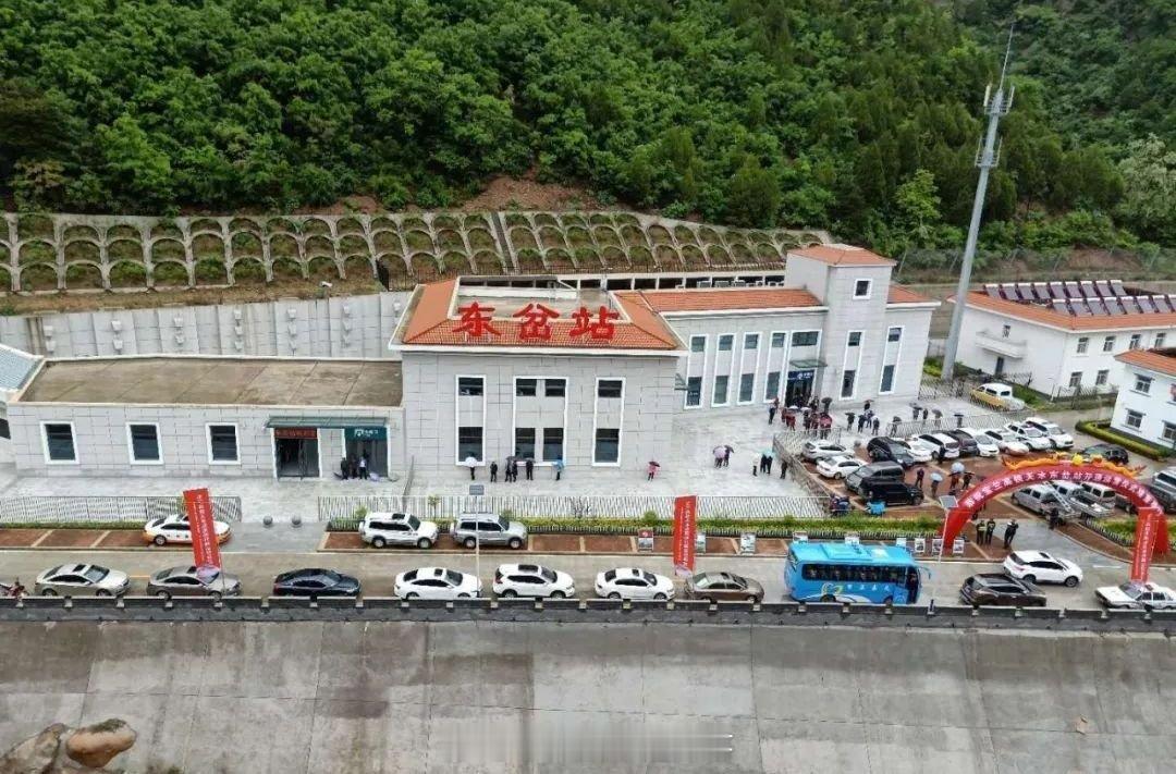 铁路一日一站【东岔站】位于甘肃省天水市麦积区东岔镇交川沟，建于2016年，上行距