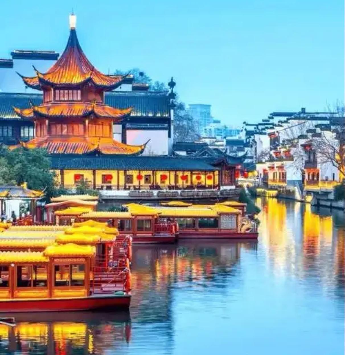 白日的秦淮褪去喧嚣，格外清宁温柔。碧绿温润的河水厚而不腻，缓缓穿城而过，河畔白墙