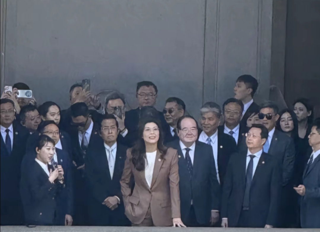 这张合照郑丽文的气场好强