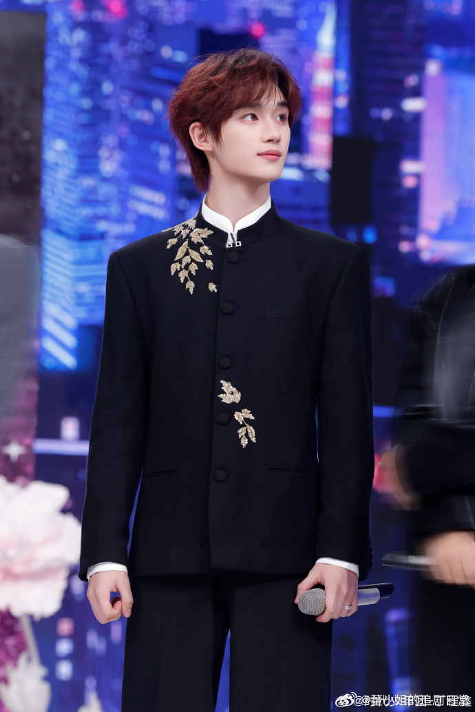 丁程鑫丁程鑫刺绣中山装谁给丁程鑫递个民国本 被丁程鑫的刺绣中山装狠狠惊艳，眉眼清