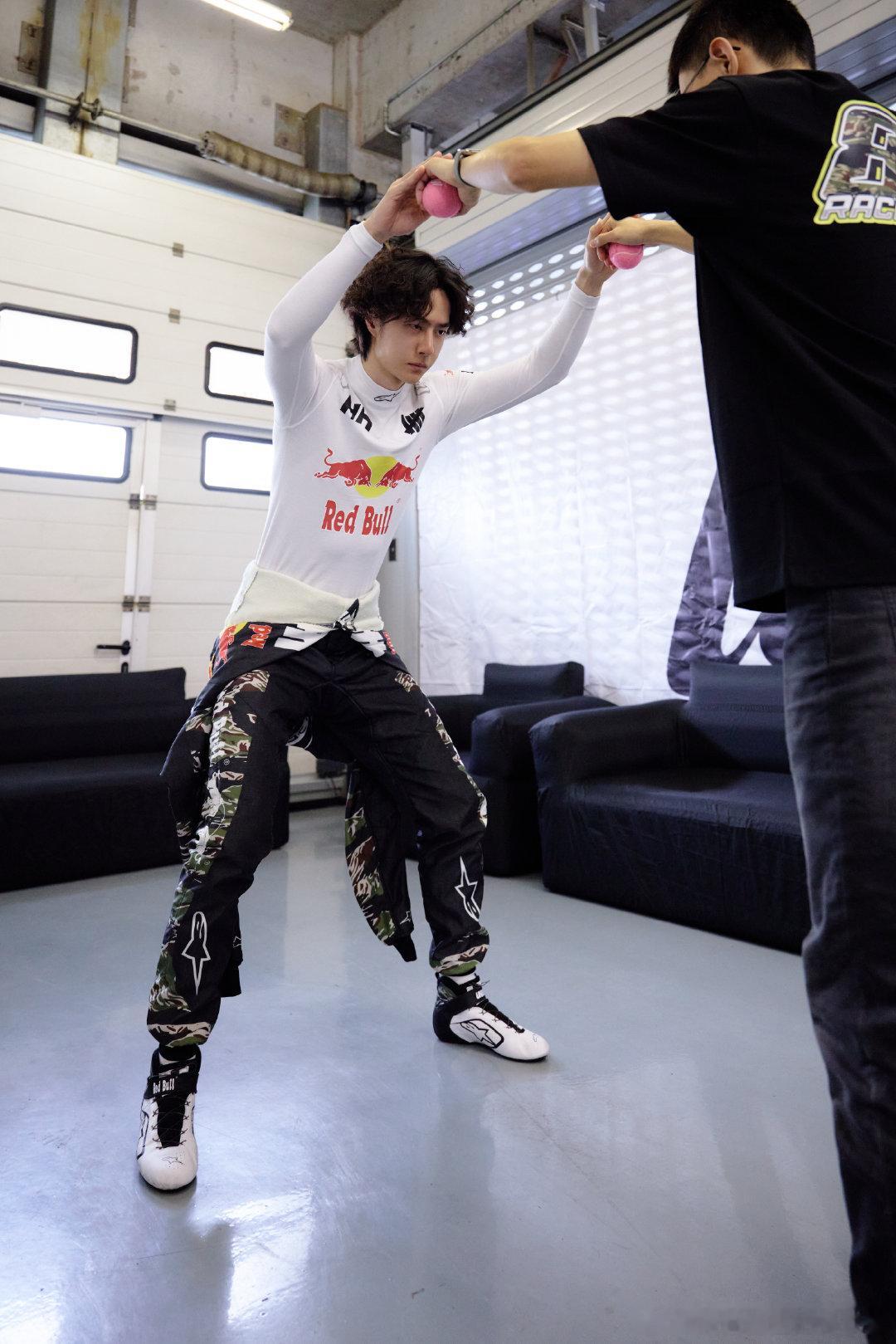 王一博 · 85RACING 「比赛日 𝗗𝗔𝗬 𝟭」蓄能逐速，稳驭向前，