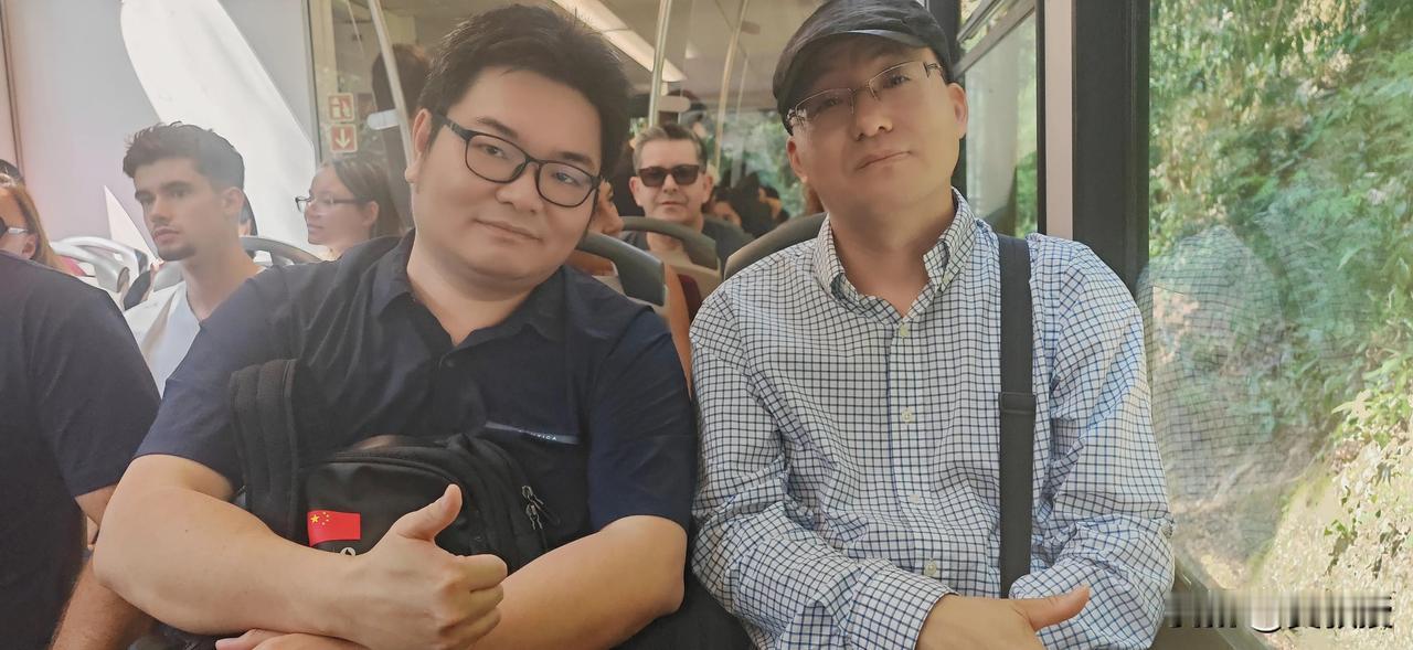 偶遇著名的牛弹琴老师[赞][赞]
一看我这书包🎒就知道是爱国中年
本次会议有7