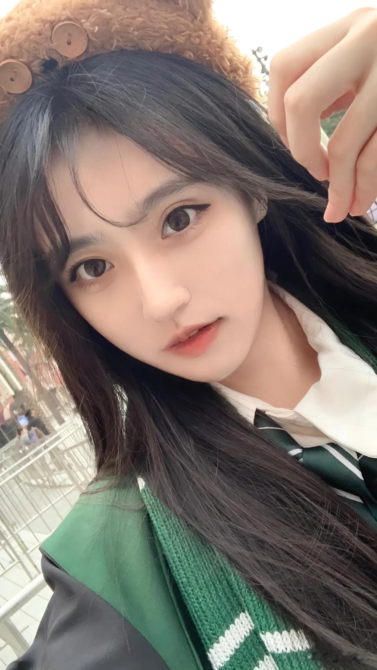 戴毛绒帽子的女孩自拍。
