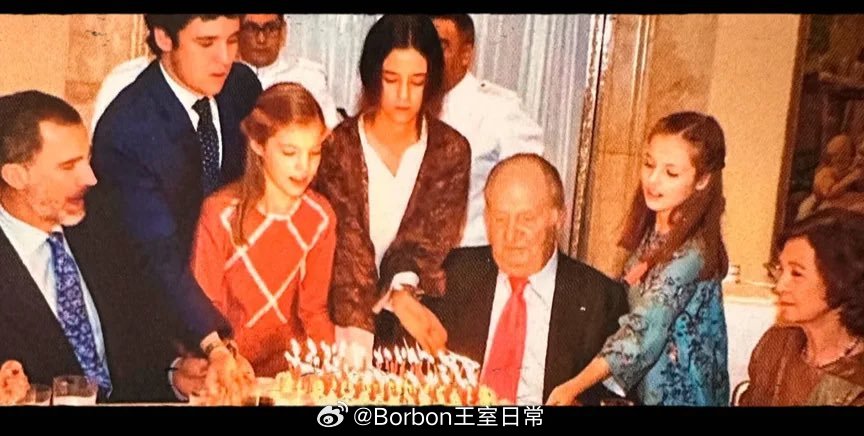 33新书里有一张之前没见过的家庭照片~~是2018年1月和家人在Zarzuela