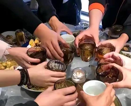 四川一女子和朋友们聚餐，不料，酒桌上太兴奋，喝高了。聚餐结束后，一新10人又去了