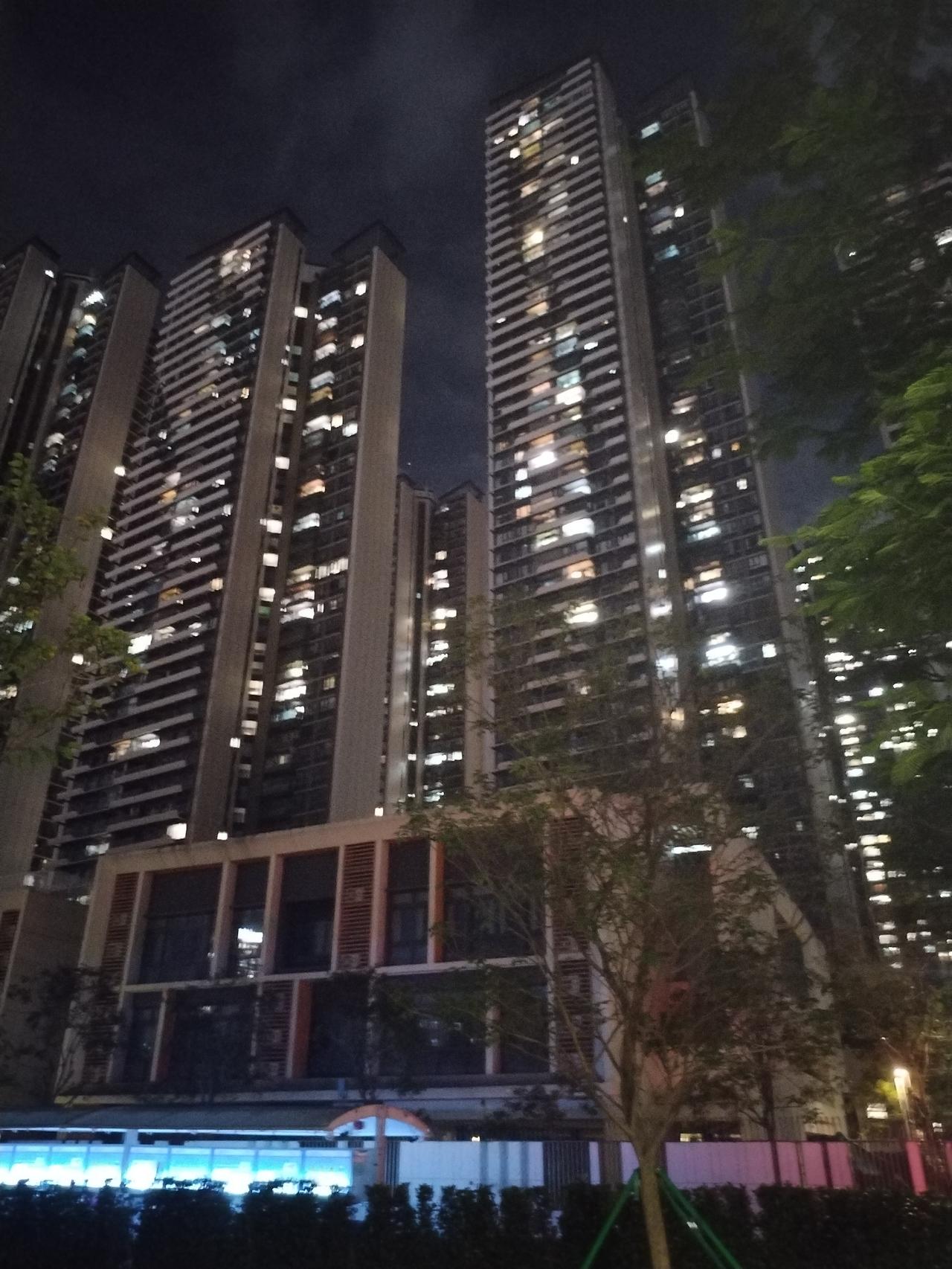 这么高的住宅！十一二万每平米。这就是寸土寸金的福田区。到处都是金钱的味道。