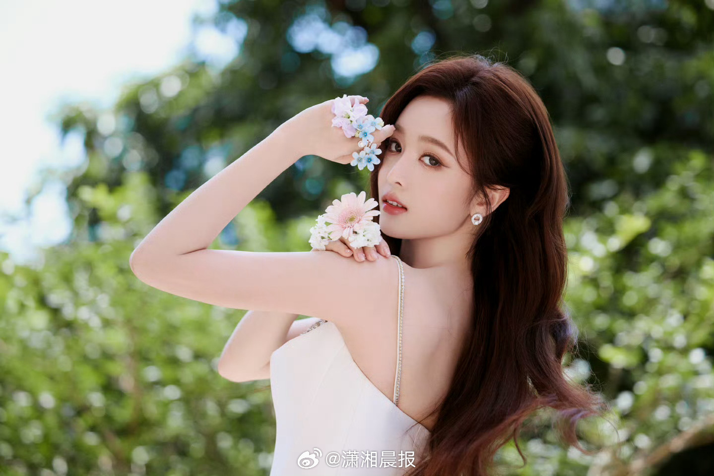 【#律师谈吴宣仪被曝提解约遭乐华拒绝#，#律师谈乐华被曝不让艺人看工作合同#】近