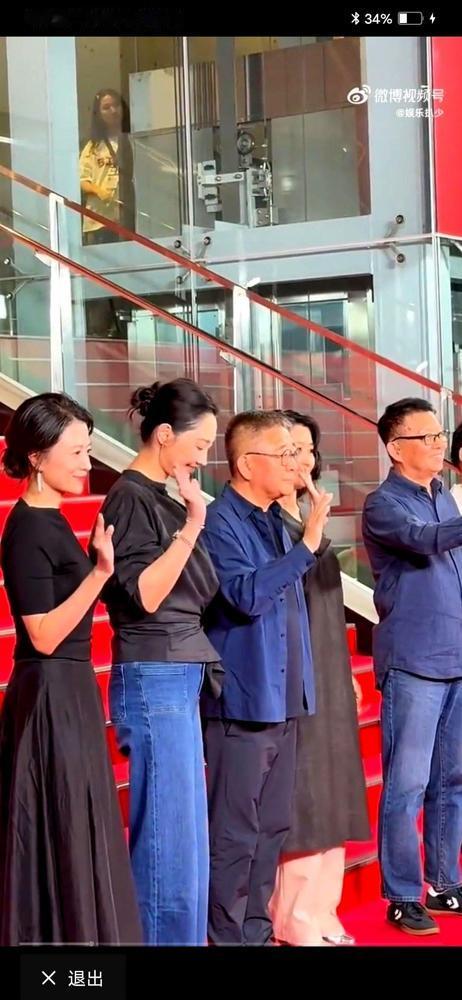 白百何旁边这女的，气场直接碾压了。都好奇她是谁，这就扒出来了。

其实事儿很简单