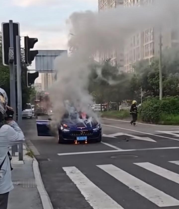 还好，着火的不是电车。不然又被喷了！