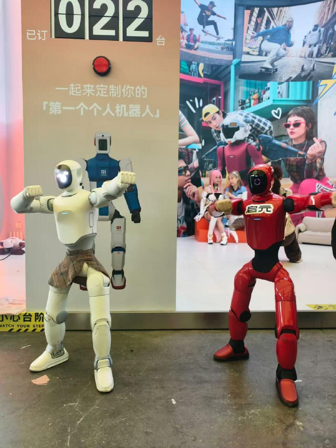 CJ潮玩机器人还会饭撒CJ潮玩机器人对镜头比心谁能想到在CJ现场被一台机器人给可
