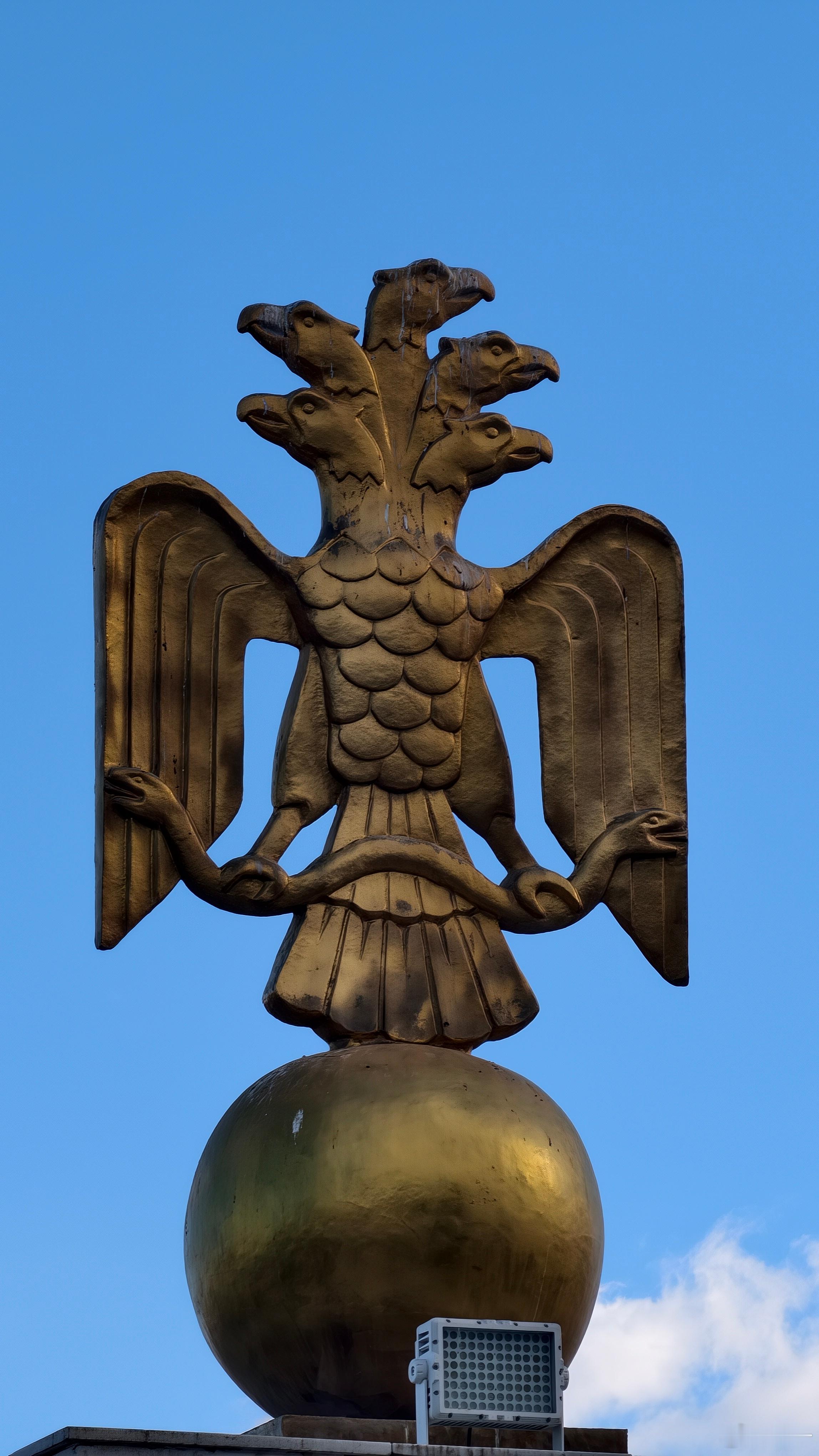 今天阿什哈巴德的天气很适合参访，一早上就在带我们逛博物馆，看到了该国著名的绿宝书