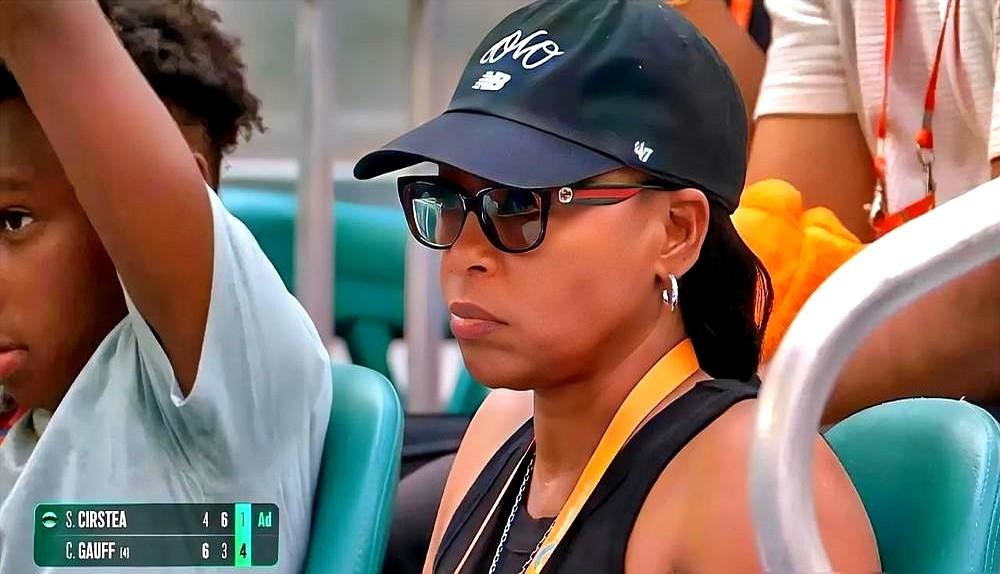 她妈看台上永远一身潮牌，云淡风轻。

谁能想到，镜头背后，这个家为女儿的比赛快疯