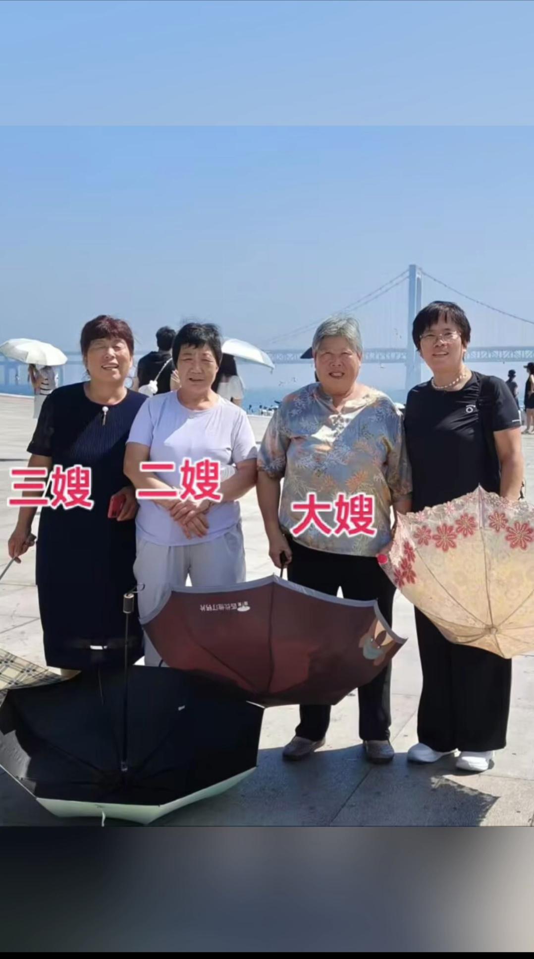 想起来都觉得羞愧。
相隔几千里在大连和大嫂二嫂相聚，我却没有准备见面礼。老朱把路