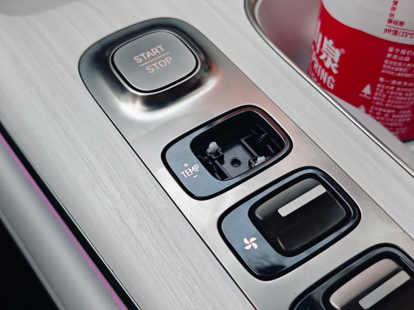 不是，小米SU7上的实体按键会掉的啊？[怒] ​​​