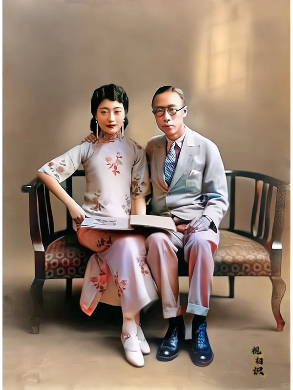 这是末代皇帝溥仪和皇后婉容的合影，婉容家世显赫，父亲荣源极其关注她的教...