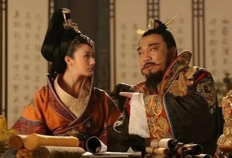 881年，朱温领兵闯入后宫，见1美人正想投井。他一把将她搂入怀中，追问她是何人。