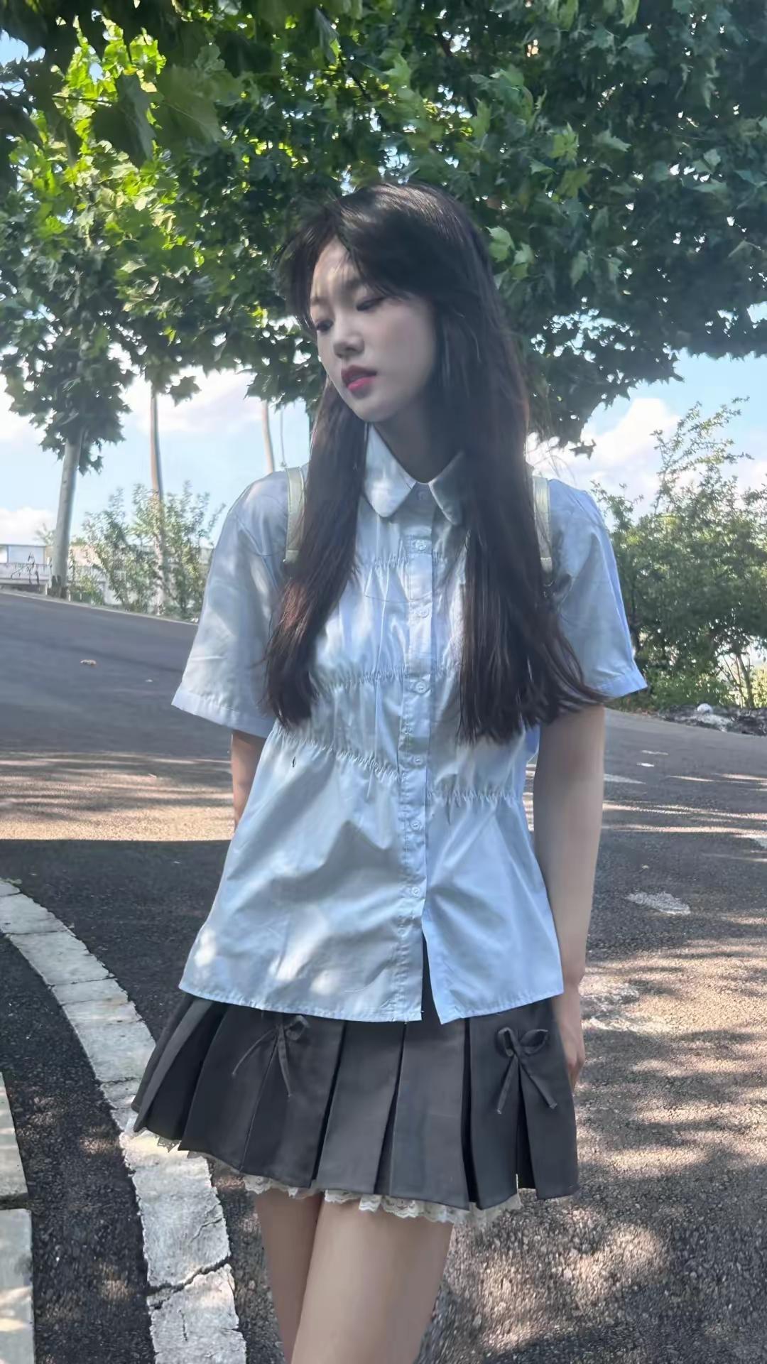 青春校园风，甜美少女穿搭，阳光下的青春气息