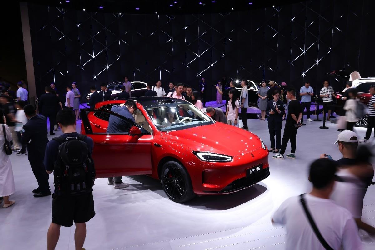 成都计划买车的姐妹们快去打卡成都车展鸿蒙智行展台，它家展出的问界新M5 Ultr