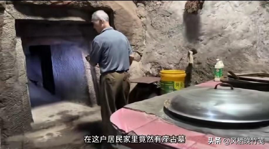 这座位于重庆江津居民家中的东汉崖墓，距今约2000年，被当地人称为“蛮子洞”。