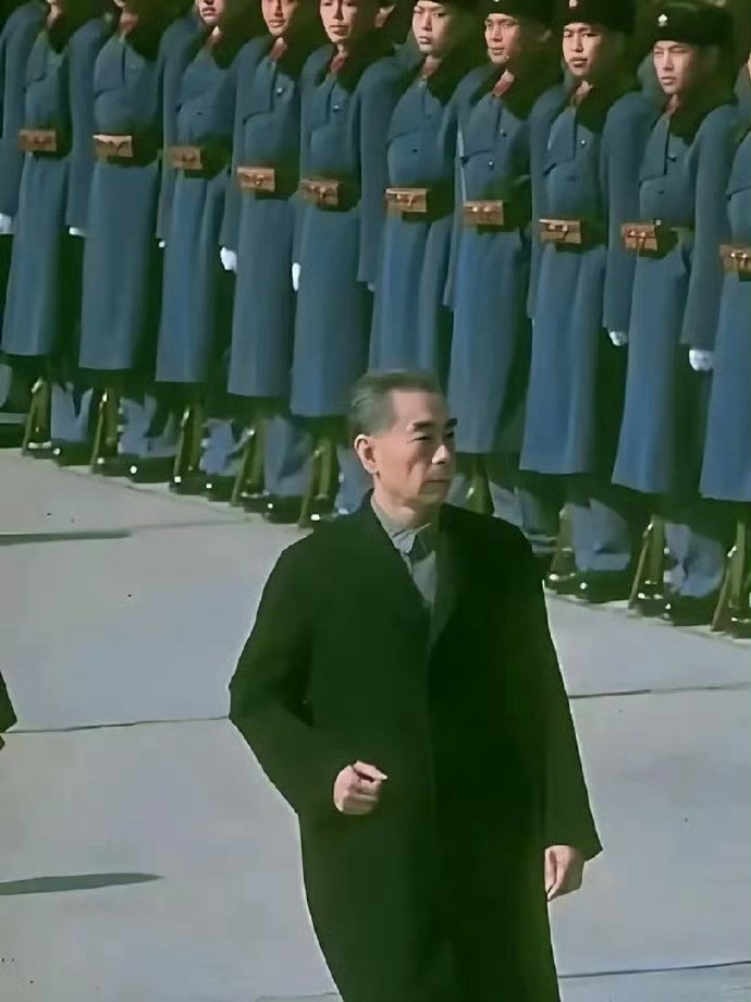 向中国最牛外交家周总理献上鲜花致敬！ 