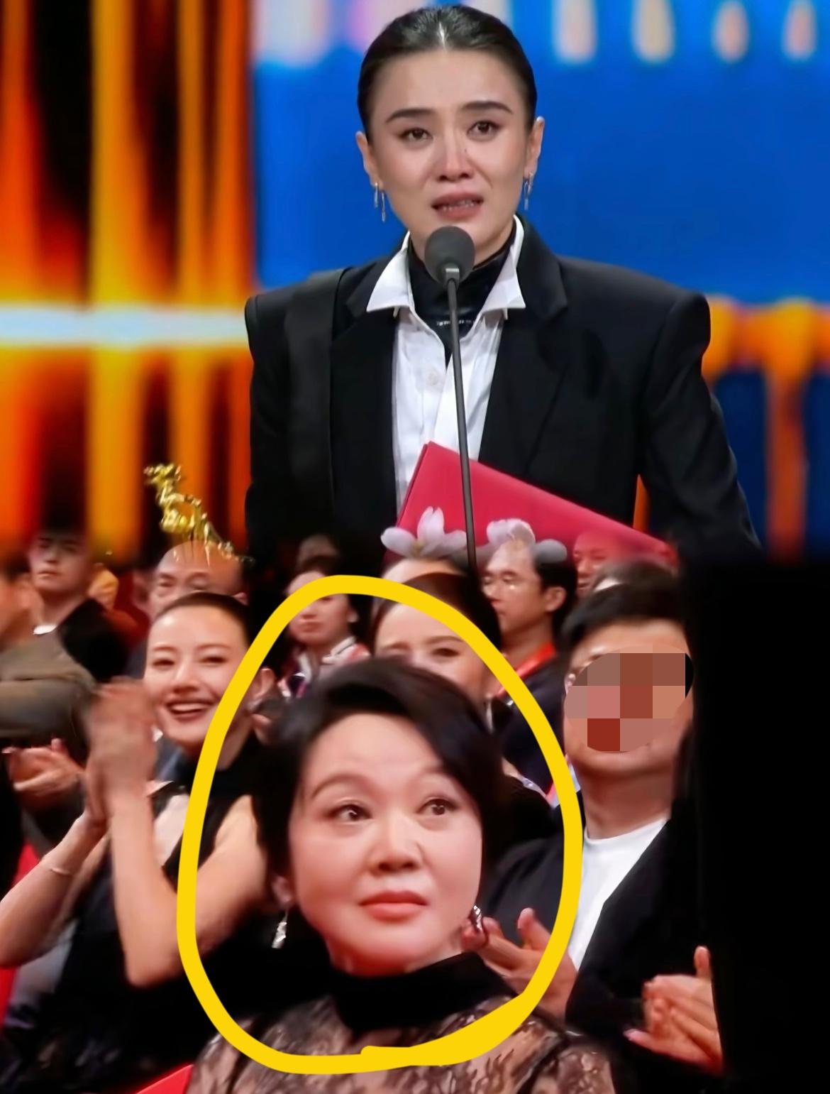 微表情是不会骗人的，
闫妮的表情已经出卖了她，
​很明显能感觉到，闫妮在强颜欢笑