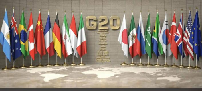 G20财长会刚散场，一张全家福就炸了锅。东道主美国把谁安排在C位旁，又把谁搁到了