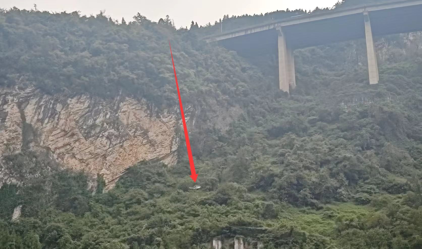领克01 够硬吧 这个场景我记得有车企在发布会也演示过  不过没有这么高的落差车