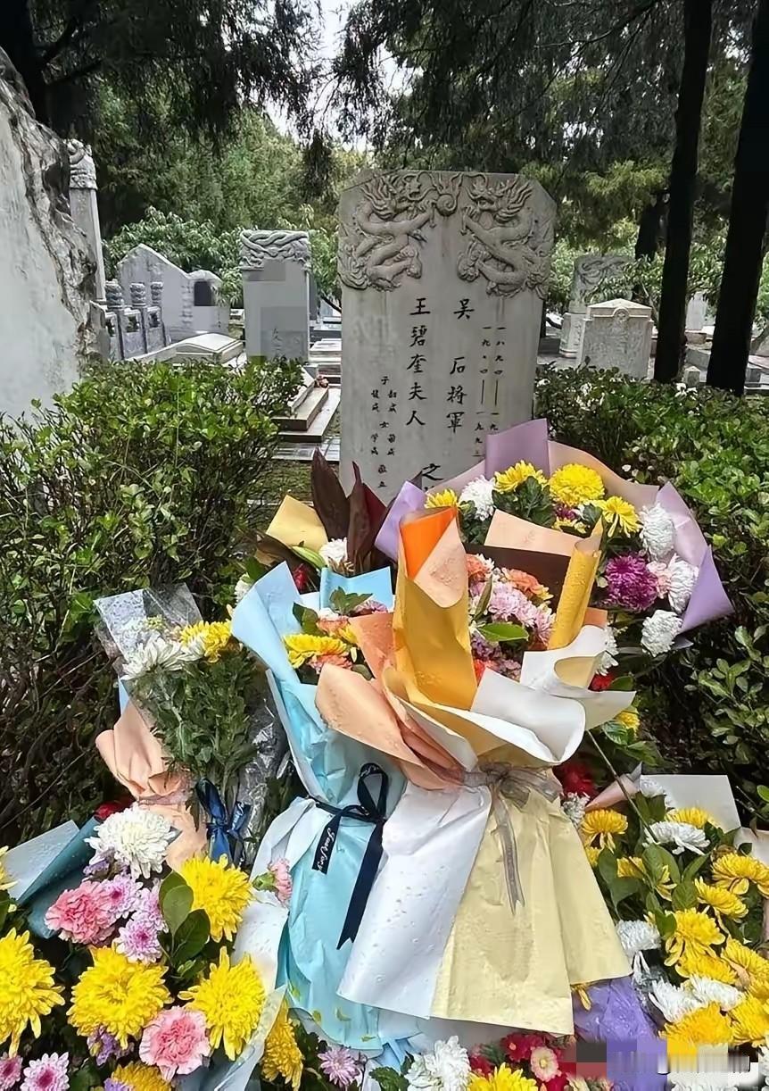 《沉默的荣耀》泪目，北京香山吴石将军墓前摆满了鲜花。

吴石将军牺牲44年后，骨