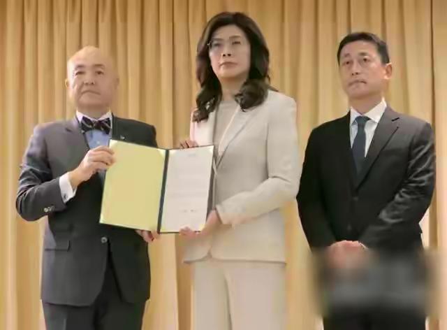 郑丽文为了挽救岛内民调下降，急病乱投医，居然跑去给小日本捐款，太搞笑了。