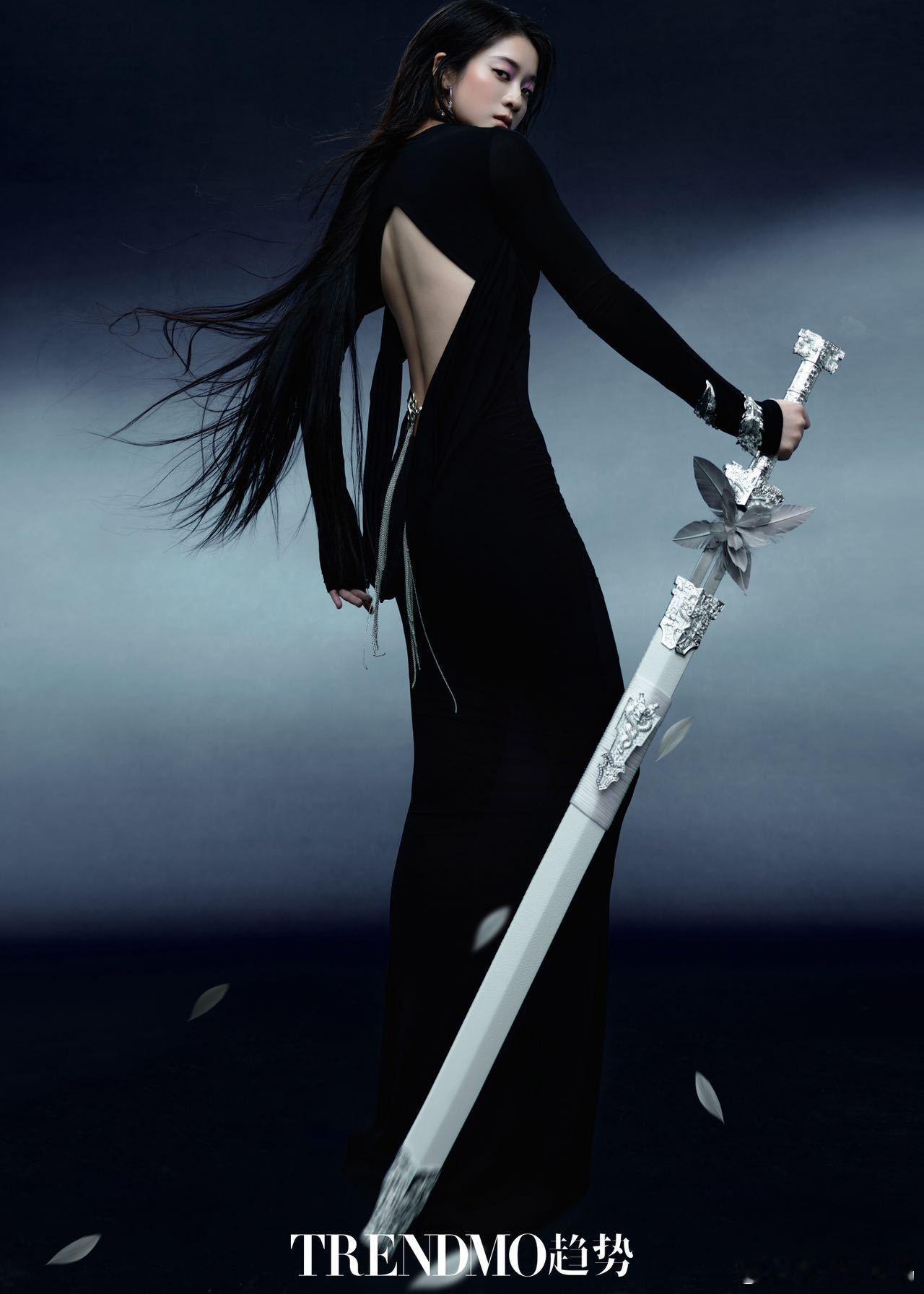 偶然刷到直接沦陷， 清冷感与力量感并存，解锁了她的全新打开方式～ 