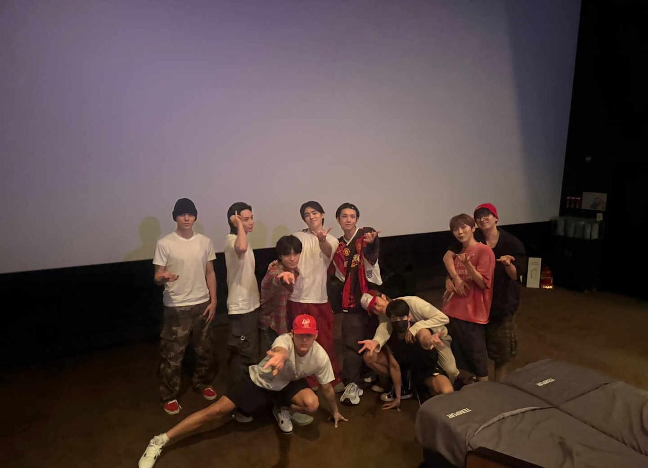 八月定期聚会！！！！
hoshi woozi jun想你们啦！！！！
看蜘蛛侠！