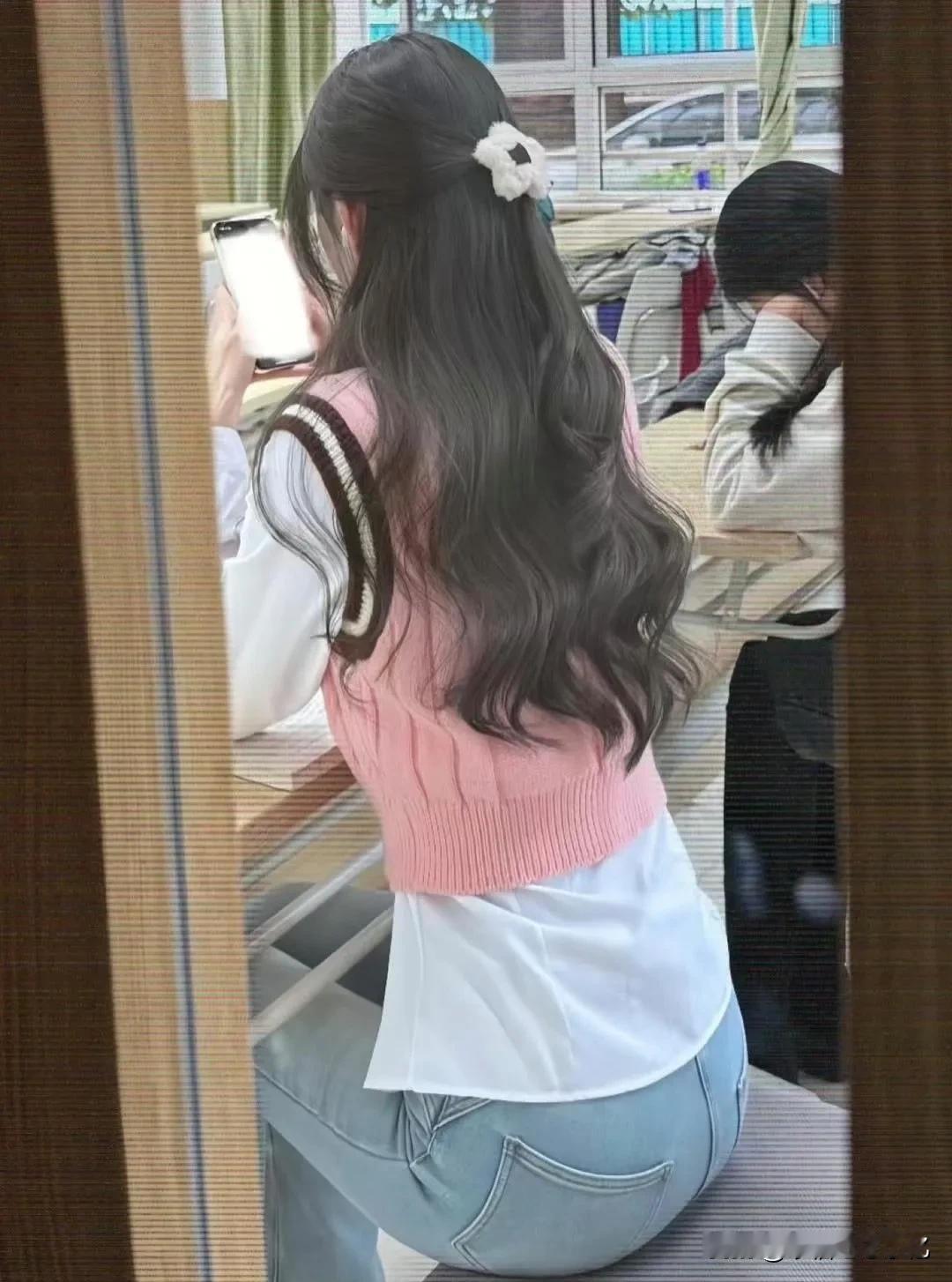 上课玩手机都这么光明正大了吗？