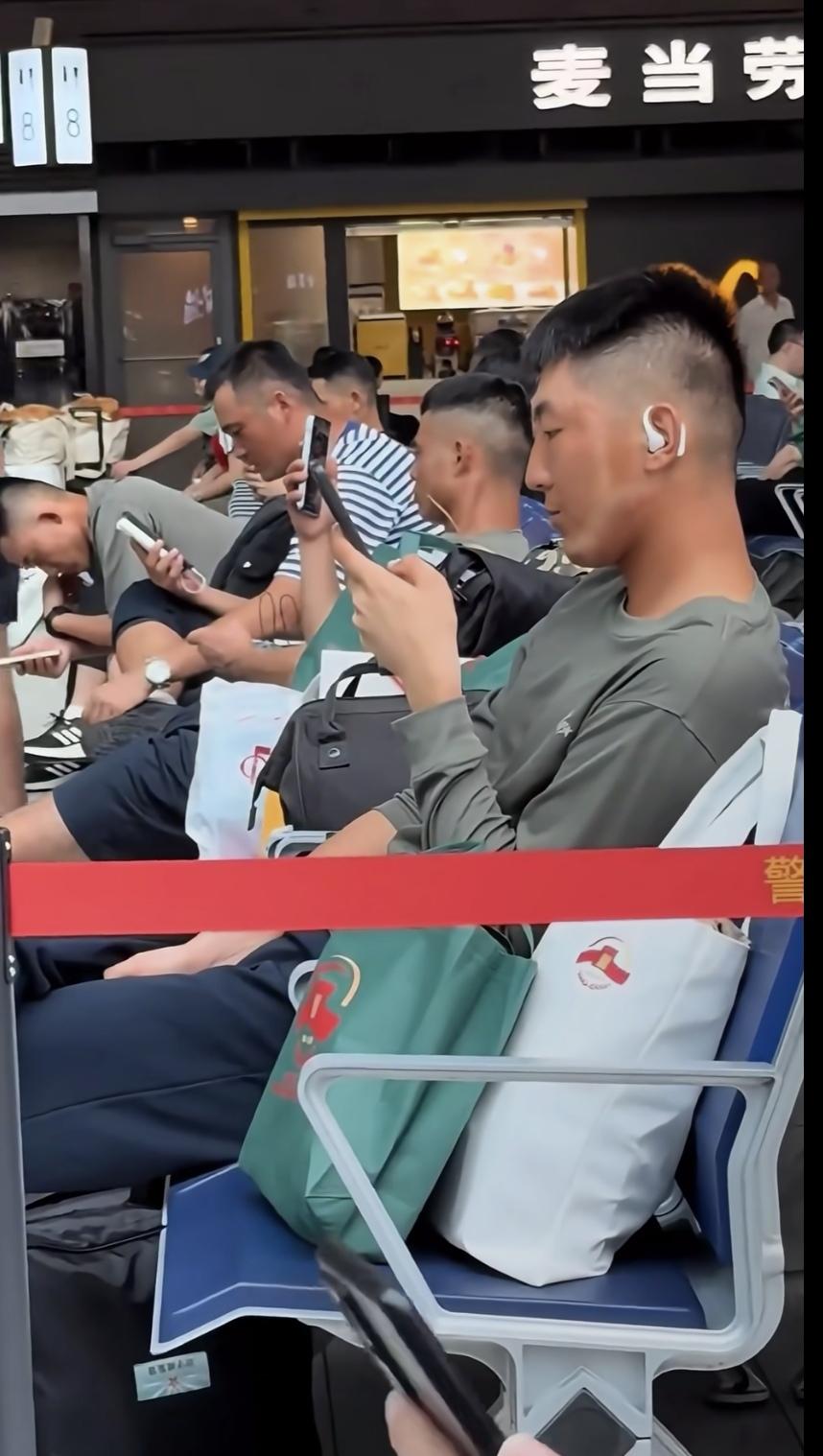 网友在车站偶遇大阅兵返回的士兵，每个人的脸上都被太阳晒出了一条清晰的印痕，辛苦了