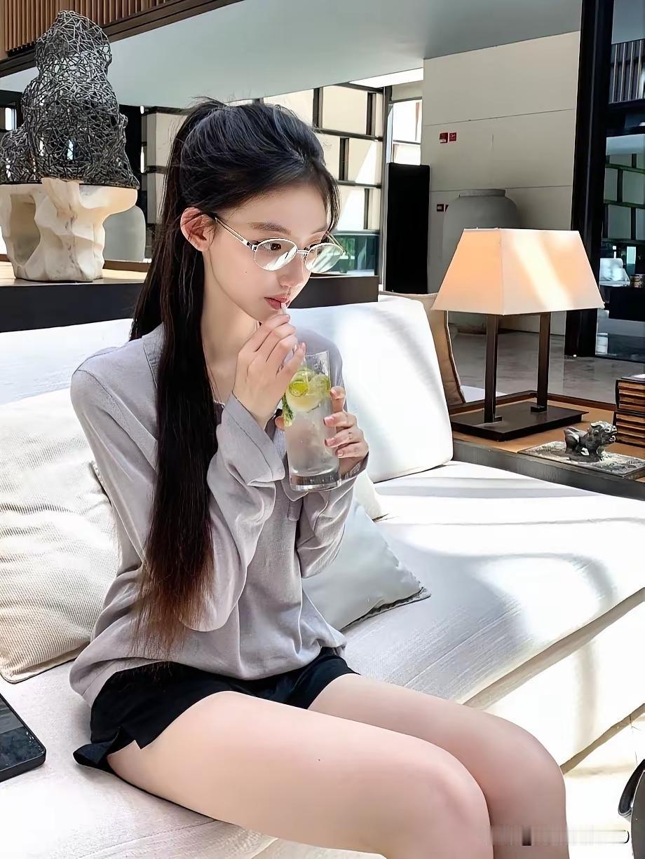 女生怎么穿搭彰显气质  美人照怎么拍才好看 优雅干练又随性自然的通勤穿搭 晒一张