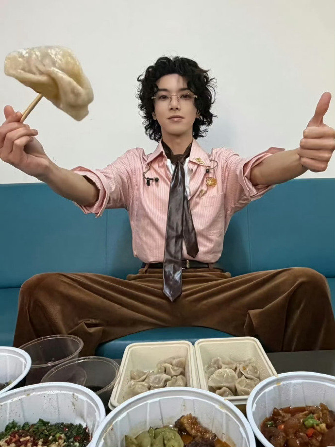 何老师长在华晨宇笑点上何老师的接梗能力绝了，一句话就让华晨宇破防大笑，这默契度拉