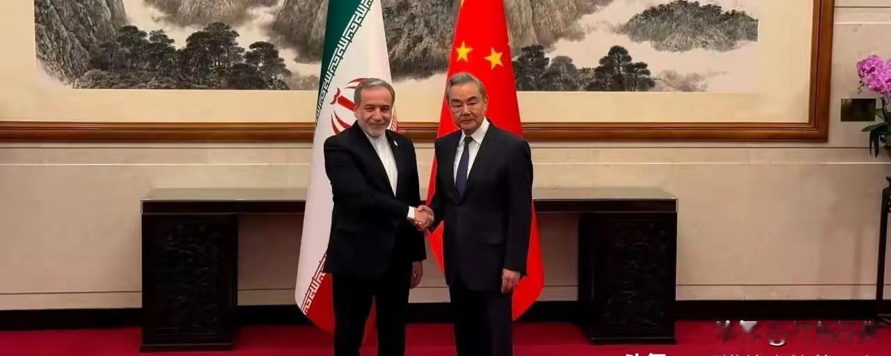 中伊外长握手之际！

在中东战与和转换的关键时刻，伊朗外长访华，谋求中国的支持与