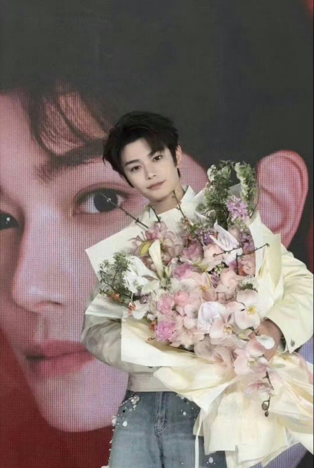 三位待爆行列的小生有丁禹兮、侯明昊、王安宇今日份活动生图，客观评价一下，谁的生图