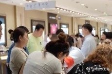 凤凰新闻【金饰克价已大跌近450元，北京菜百卖场消费者围满柜台】近期，国际金价持