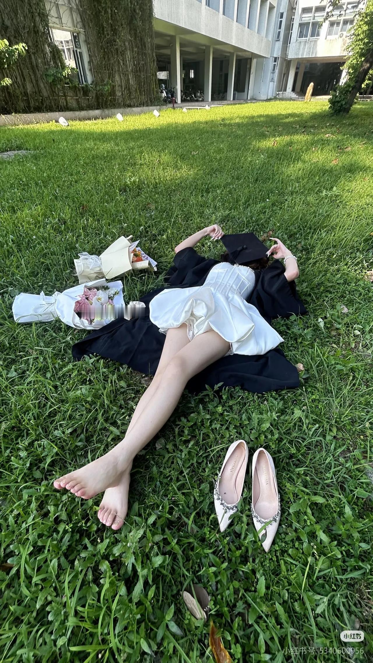 邻居家女儿毕业了，愁工作老长时间了，怎么办？