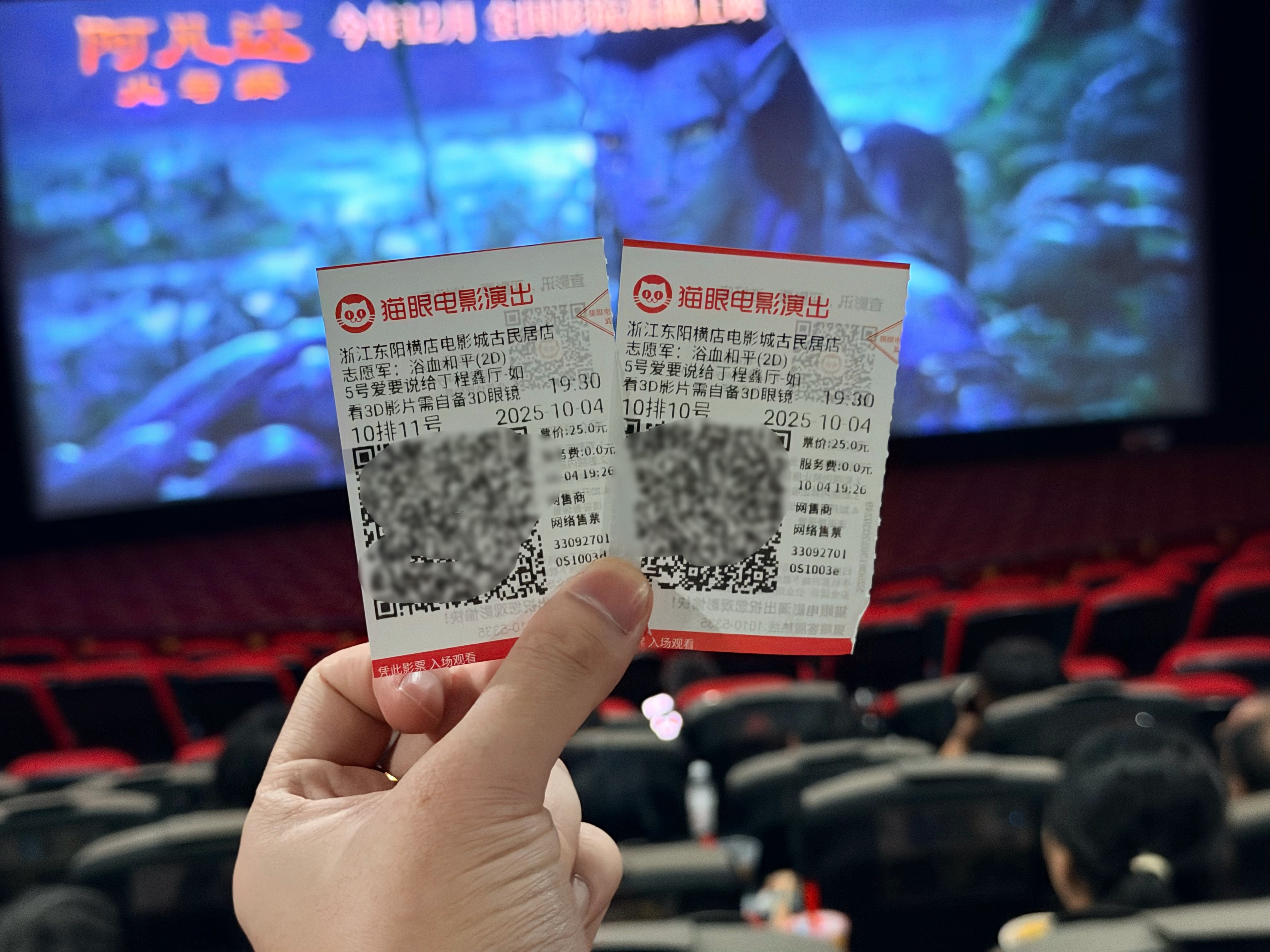 今晚空一点，和芋圆一起来看个电影[偷笑][偷笑] ​​​