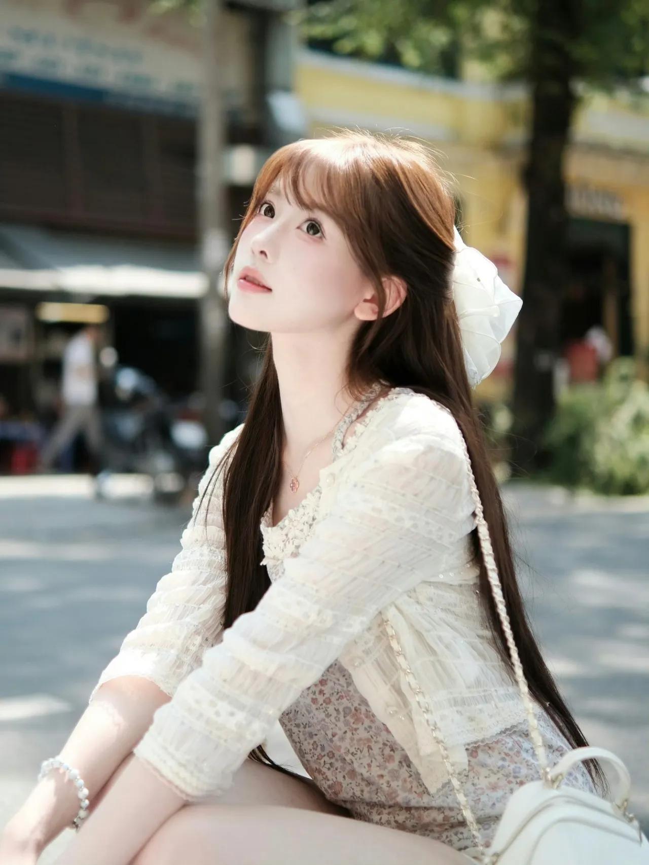 眉眼藏温柔，举止有风骨。
不喧哗，自有声；不张扬，自明媚。
如月下海棠，清雅不俗