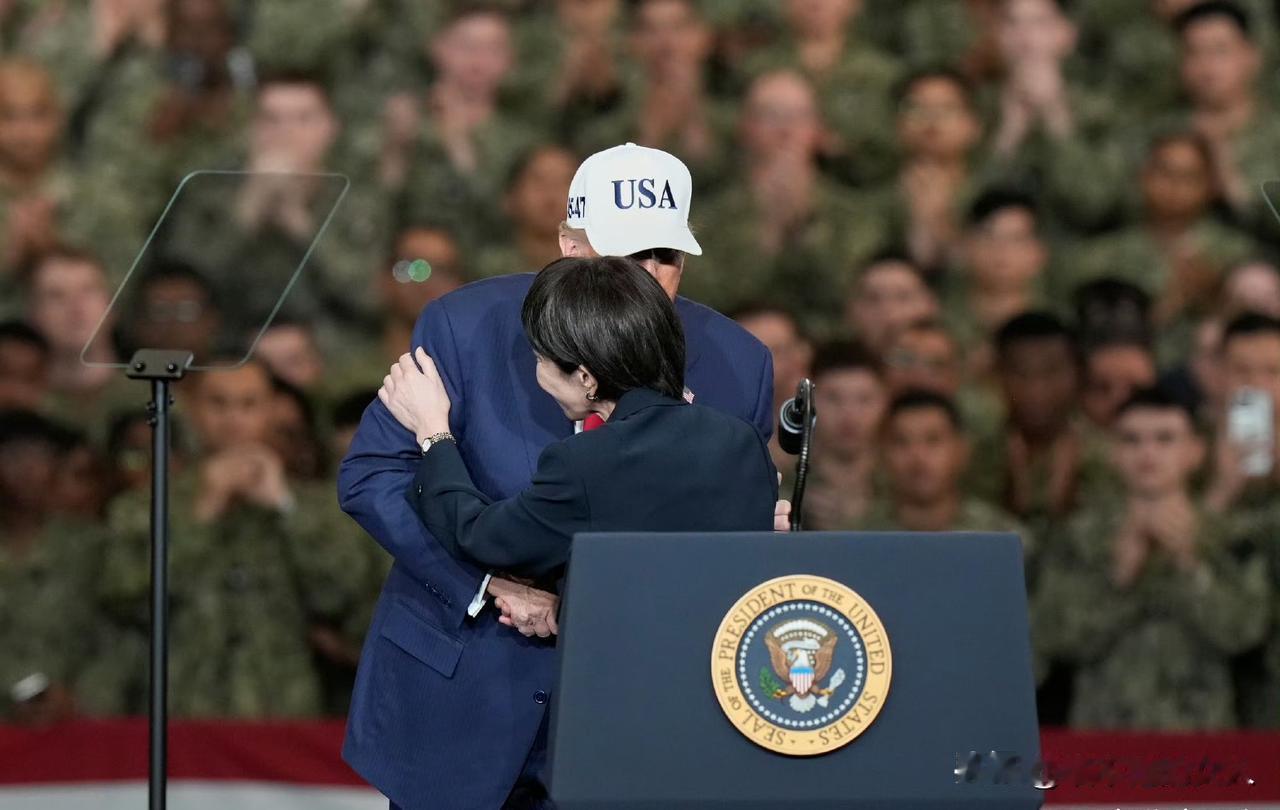 眼珠子都瞪出来啦！[鼓掌]
粉丝们，来一波福利，这是来自外国记者的镜头，基本上都