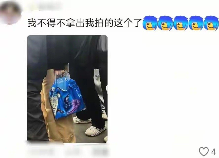 打工人的通勤包包是越来越抽象了！网友：提着出门没人敢惹我！ 