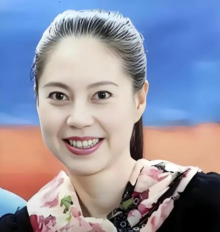 她在比赛期间叛逃美国，令中国队遭受重创，32年后回国，目的不是道歉而是圈钱，北京