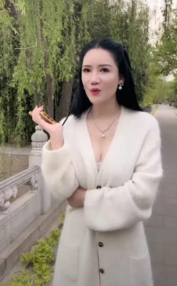 曼曼又新花样的炫了，明显又是自己给自己找骂！全身穿着高定鞋服露出事业线带粉丝逛公