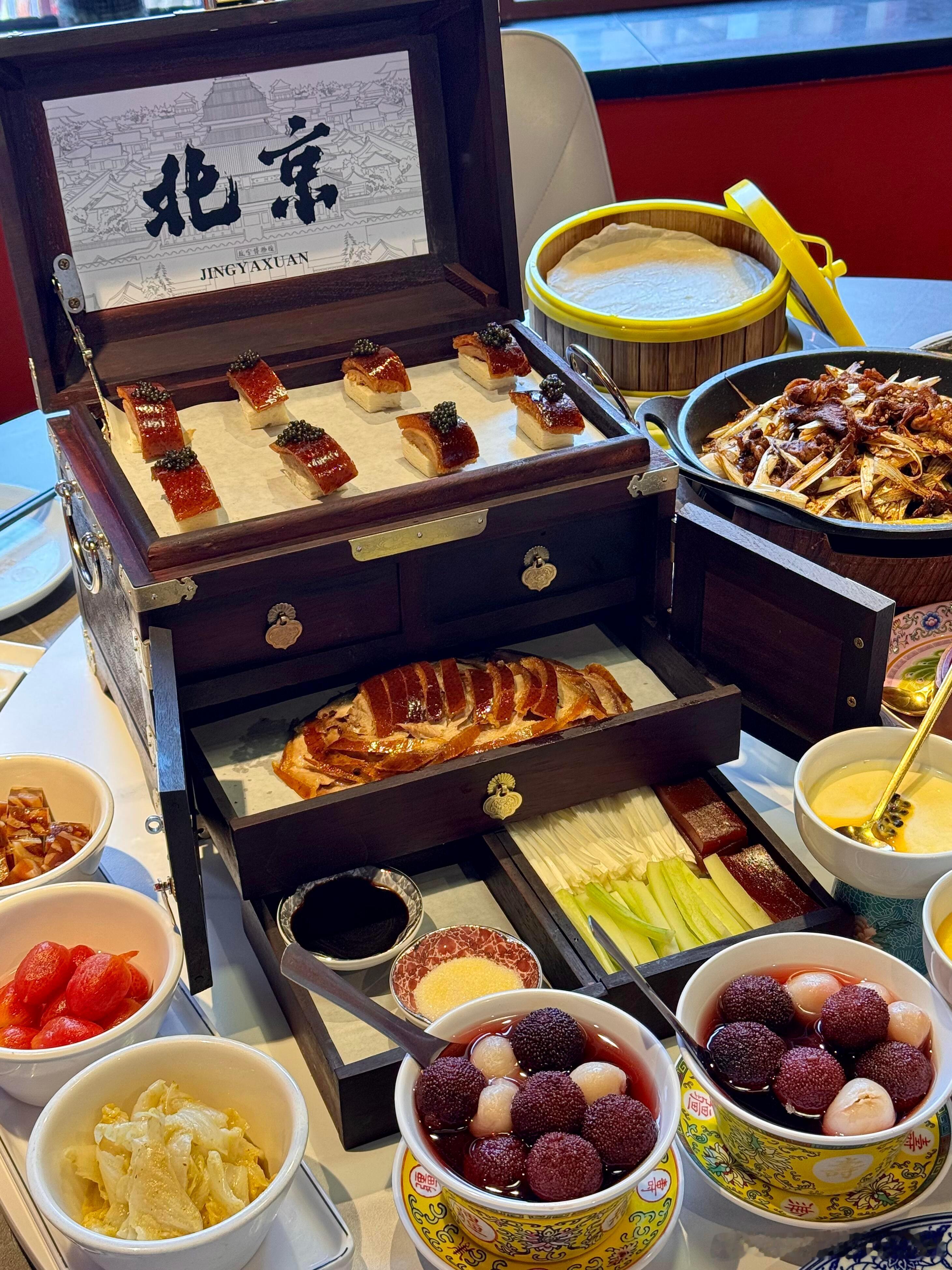 来北京旅游烤鸭是必吃的菜，逛完国博、天安门、故宫，再到前门大街逛一圈，最后就可以