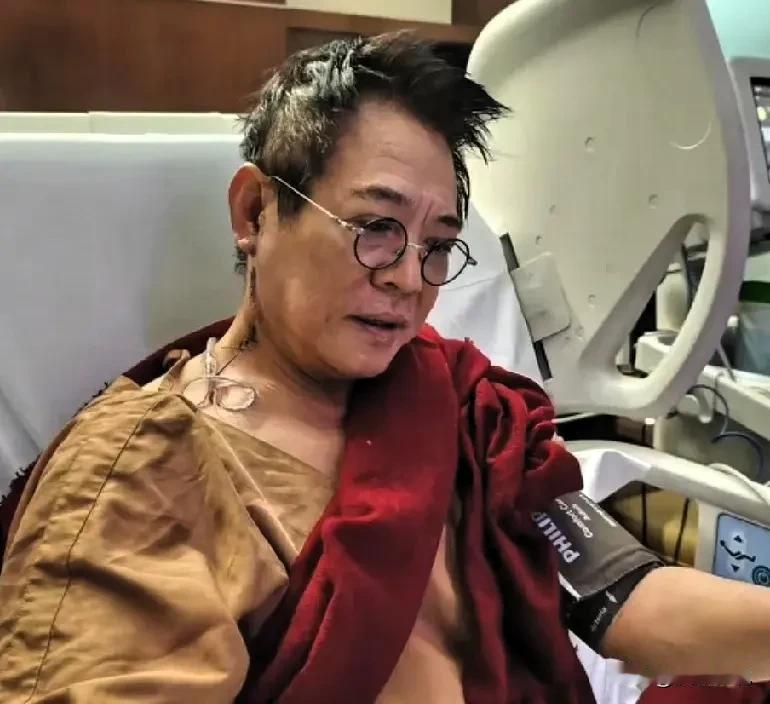 李连杰做手术发照片 破除功夫明星不生病的错觉》
前两天网上传李连杰做了手术发检查